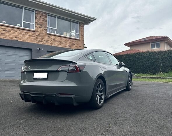 
								Tesla Model 3 full									